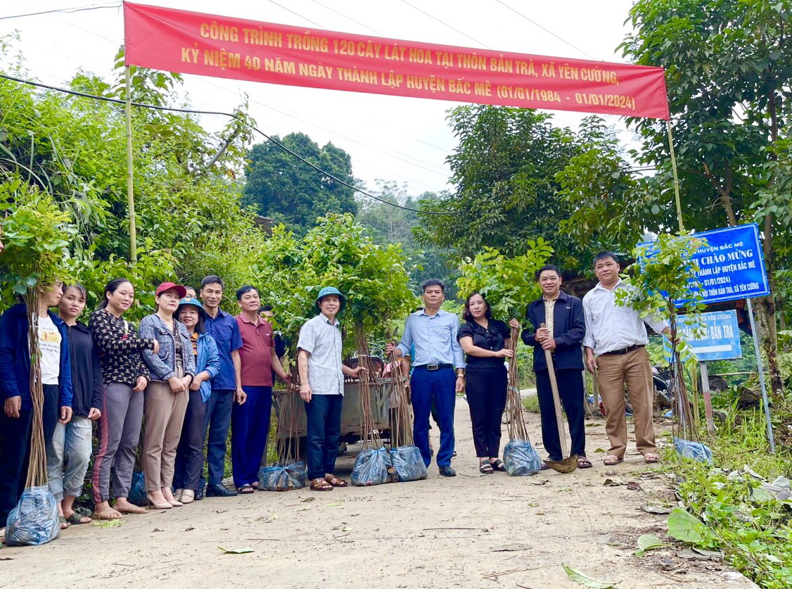 Hội Nông dân huyện ra quân trồng cây xanh tuyến đường bê tông thôn Bản Trà chào mừng kỷ niệm 40 năm ngày thành lập huyện Bắc Mê