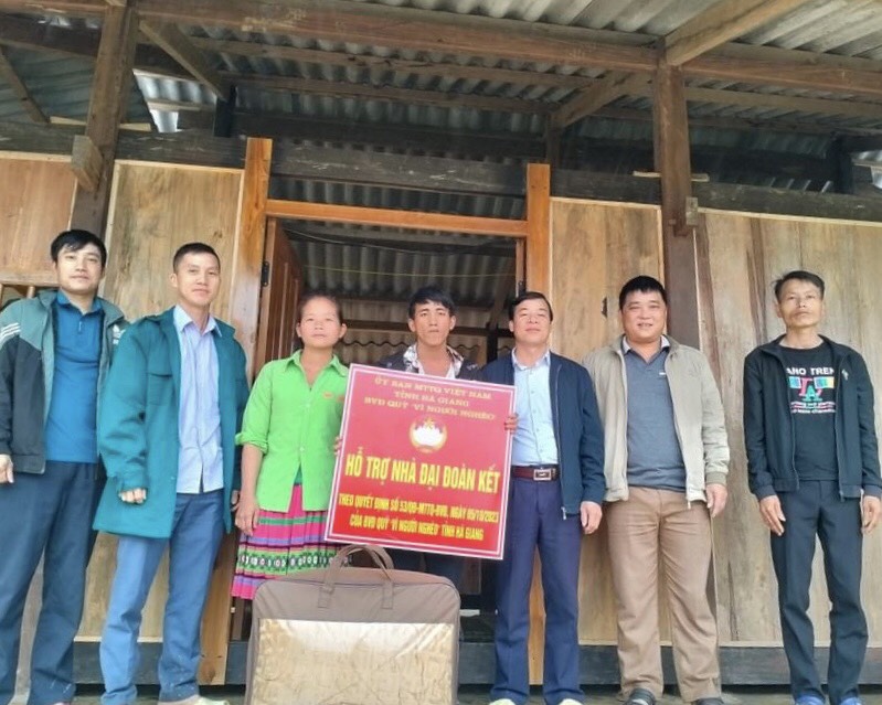 Bàn giao nhà ở Đại đoàn kết cho hộ nghèo tại thôn Tùng Hản