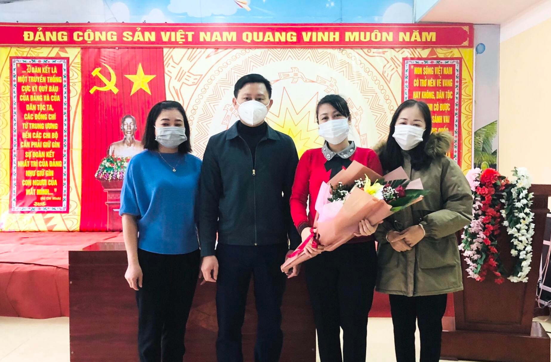 Đồng chí Nguyễn Hữu Cường - Phó Bí thư, Chủ tịch UBND xã tặng hoa chúc mừng ngày 20/11 các cô giáo Trường Mầm non
