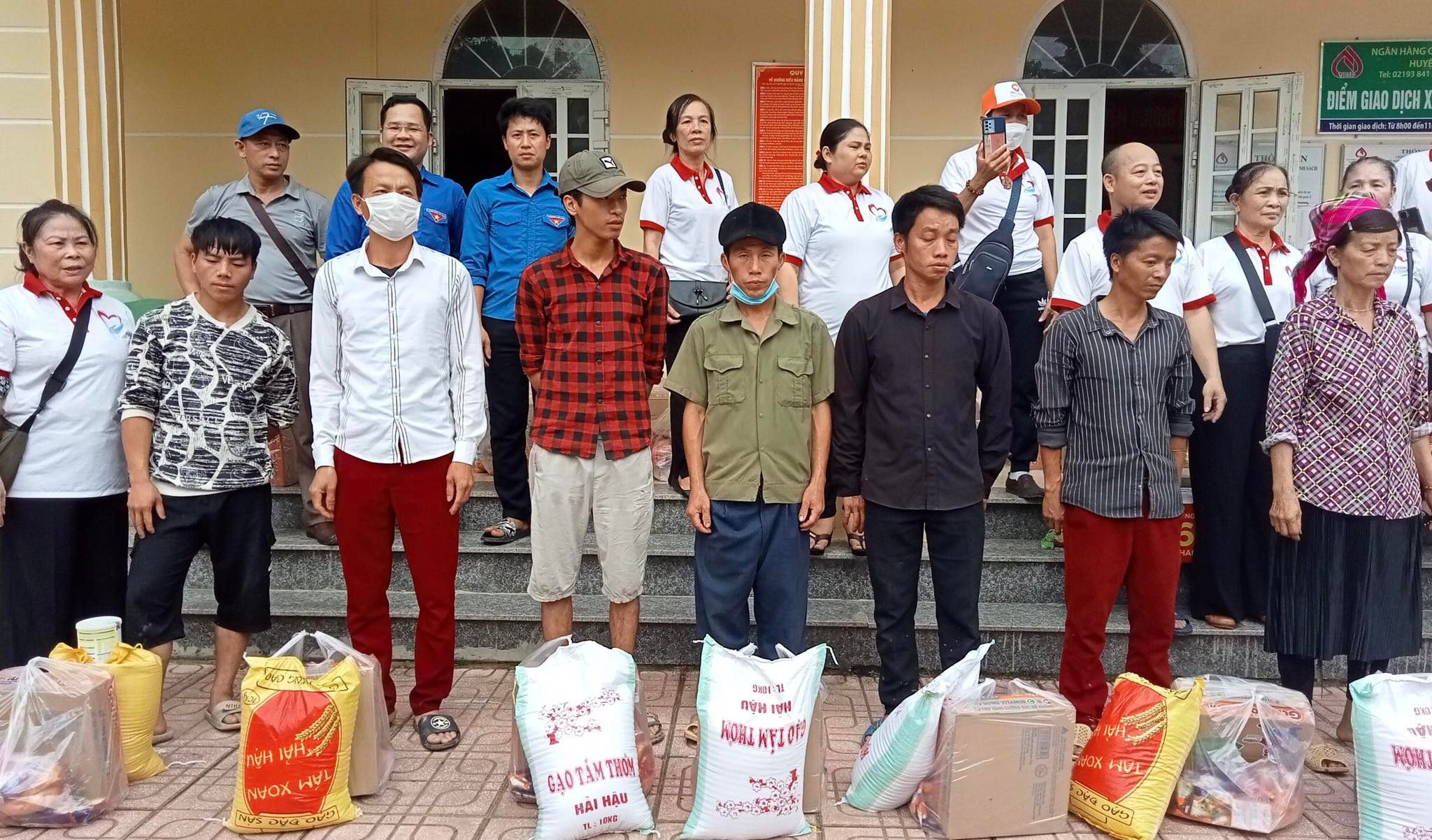 Câu lạc bộ chia sẻ và kết nối yêu thương Thành phố Hà Nội trao tặng quà cho hộ nghèo, hộ gia đình chính sách tại xã Yên Cường