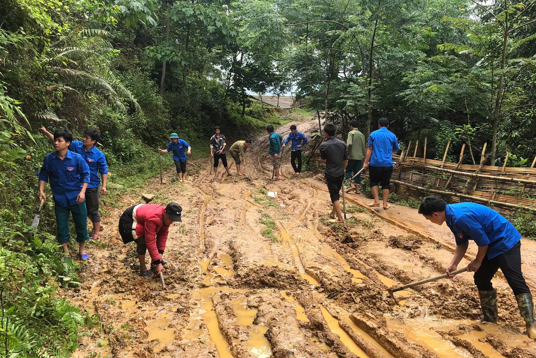 Đoàn thanh niên huy động đoàn viên thanh niên Chi đoàn thôn Nà Lang tu sửa đường nội thôn