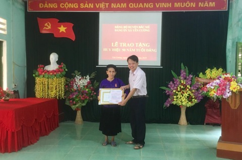 Đảng ủy xã Yên Cường tổ chức Lễ trao tặng Huy hiệu 50 năm tuổi Đảng