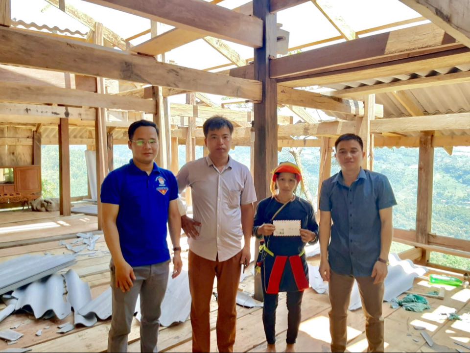 Phó Chủ tịch UBND xã Yên Cường thăm hỏi hộ gia đình bị thiên tai tại thôn Nà Nghè