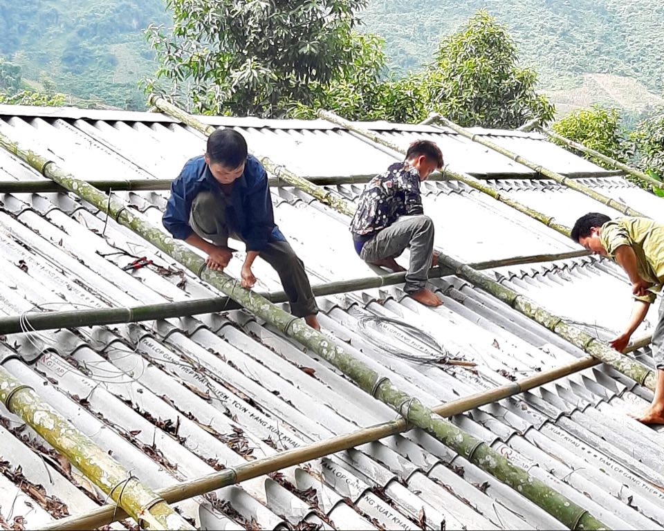 Ban Chỉ đạo PCLB - TKCN xã Yên Cường ra quân giúp nhân dân thôn Nà Chảo chằng néo mái nhà ở