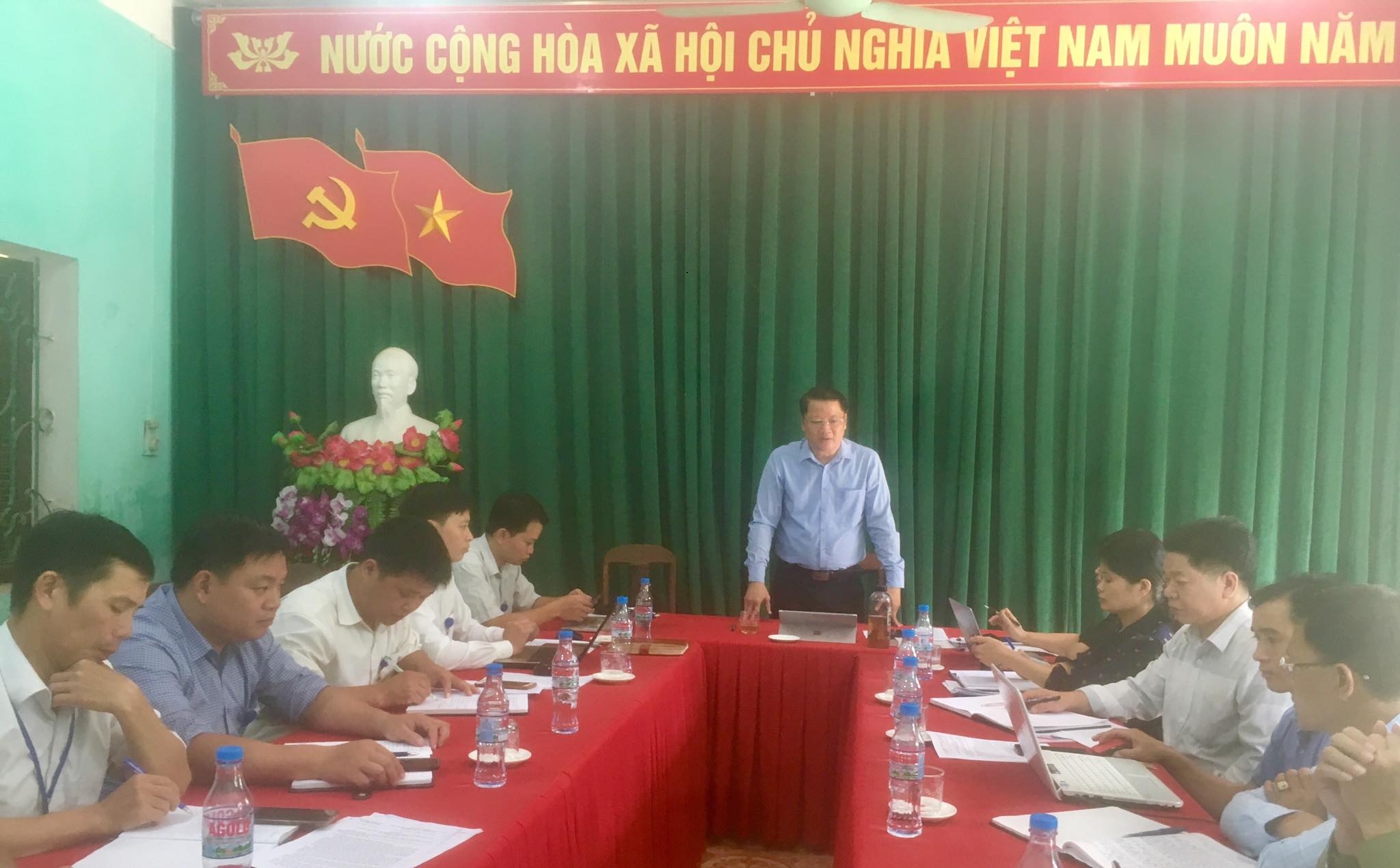 Phó Chủ tịch UBND huyện Ma Văn Tỏe kiểm tra chương trình giảm nghèo tại xã Yên Cường